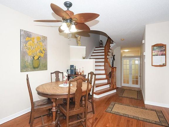 3rd image of 933 Markwick Cres