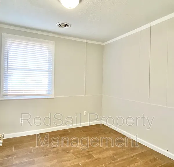 323 Roane Dr — Photo 11