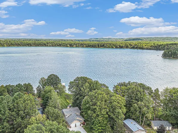 4911 Lakeview Dr, Interlochen, MI 49643