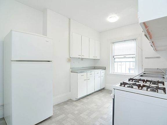 2nd image of 923 Beacon St APT 2