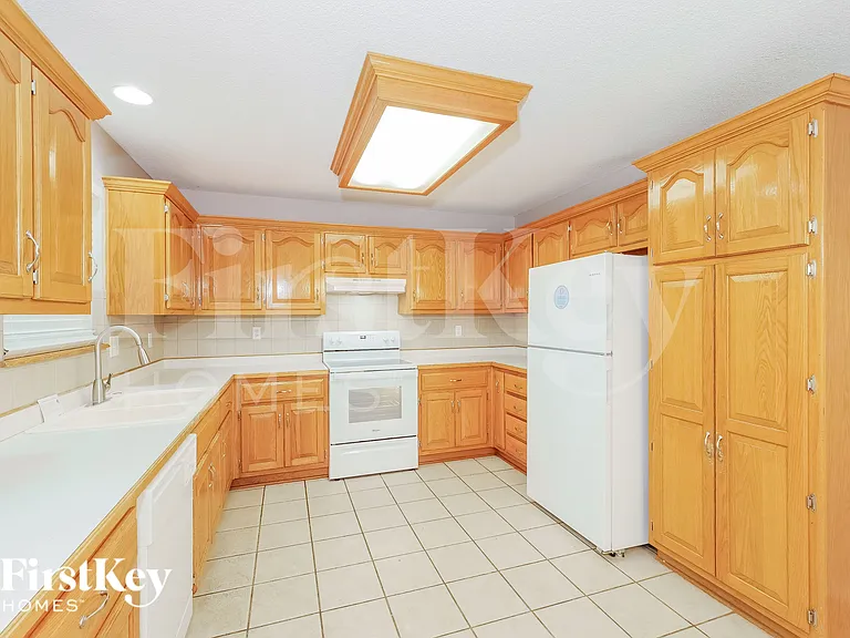 208 S Darrowby Dr — Photo 8