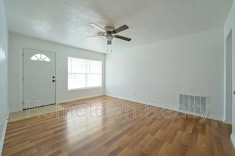 4 bed, 1.0 bath, 1100 sqft, $995 — Photo 4