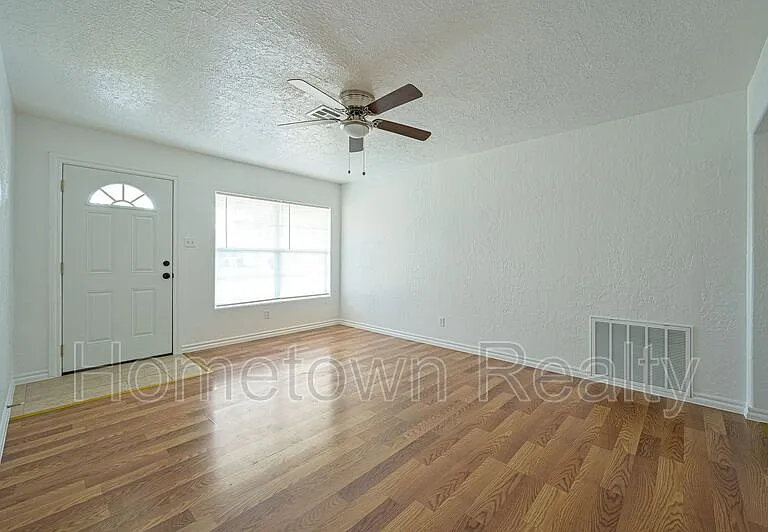 1407 NW Logan Ave — Photo 4