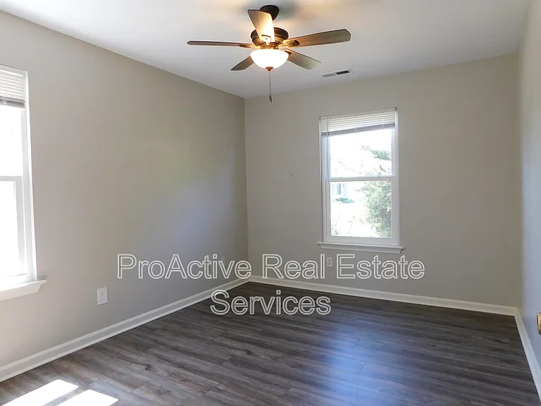 1433 Drumheller Dr — Photo 3