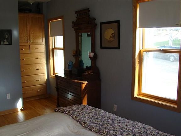 4th image of 104 N Fountain St