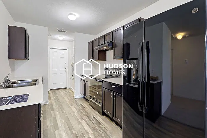 3 bed, 2.0 bath, 1090 sqft, $1,395 — Photo 4