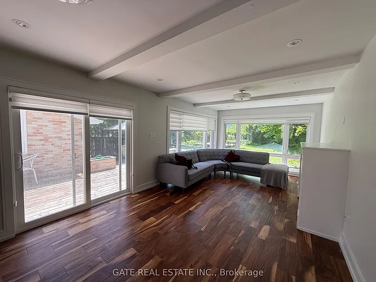 88 Lawrence Ave — Photo 7