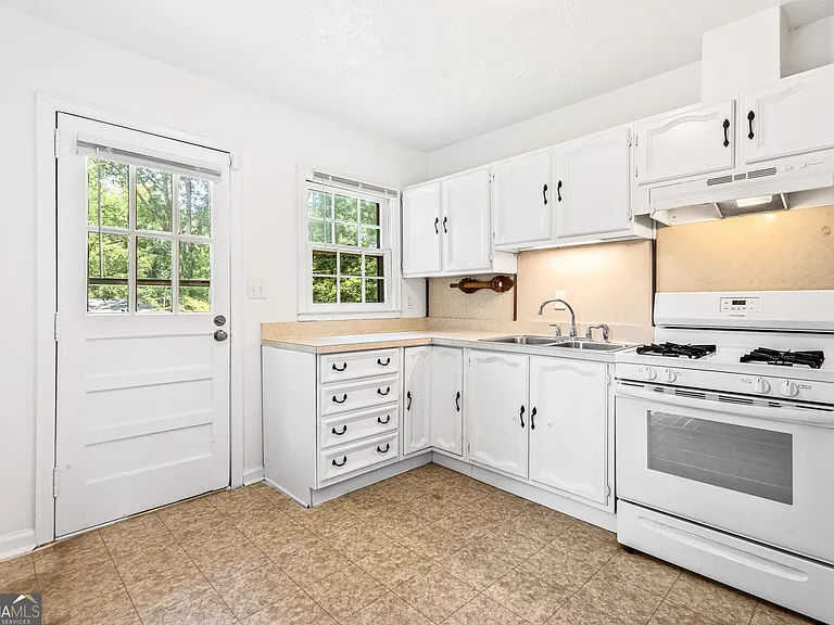 4150 Hanes Dr — Photo 7