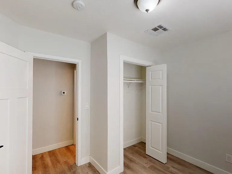 906 E Roma Ave — Photo 51