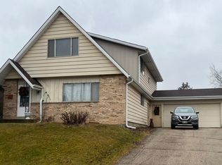 1210 S Oakdale Ct, Waukesha, WI 53189