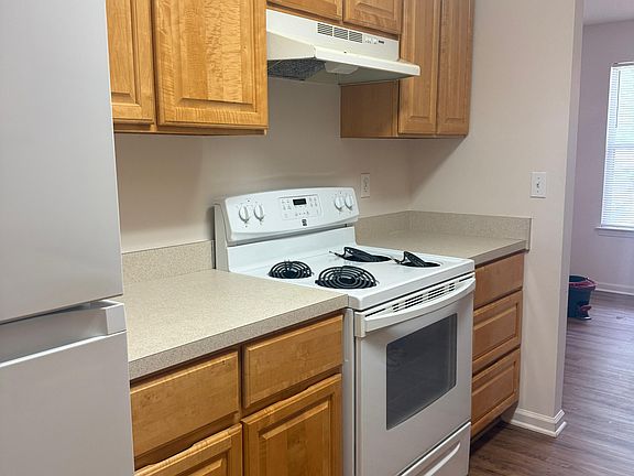 3rd image of 702 Meadowbrook Dr #14