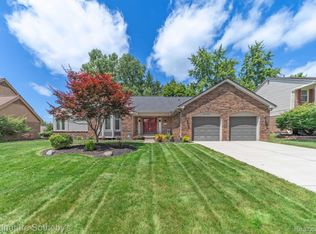 25759 Hunt Club Blvd, Farmington Hills, MI 48335