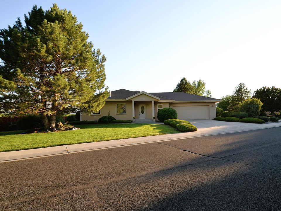Neighborhood is very Quiet & Safe!
Rare combination of Central A/C & Radiant Floor Heat! Gas Fireplace, also.