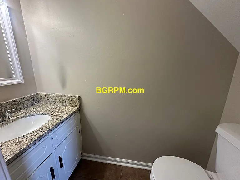 1099 W Elm St — Photo 15