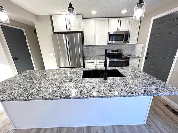 3rd image of 11762 Lassiter Dr