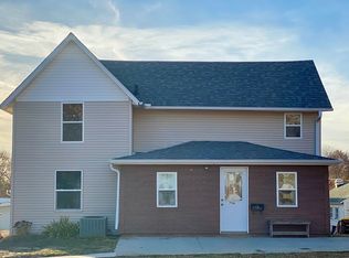 706 S 2nd St, Maquoketa, IA 52060