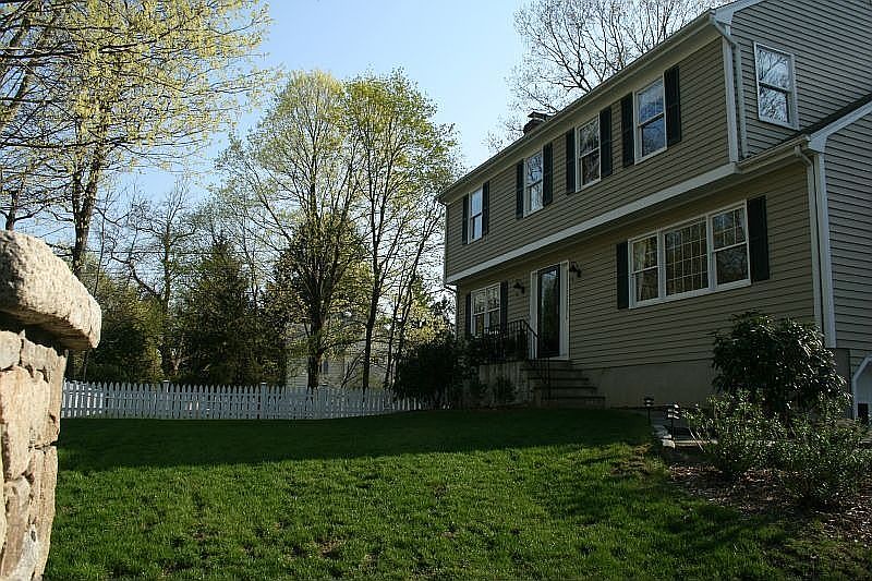 2nd image of 21 E Rocks Rd