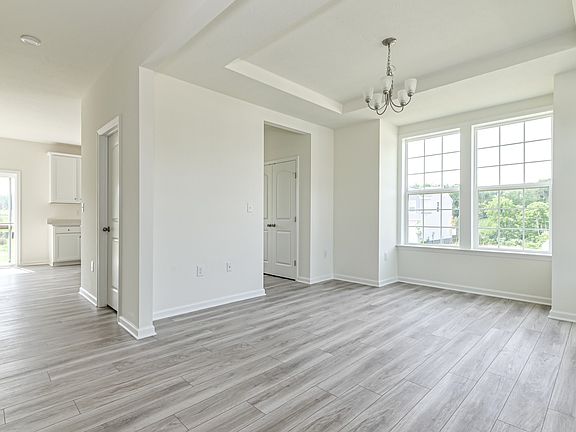 4th image of 400 Frank St