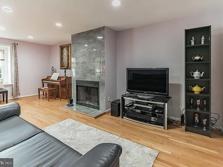 604 Hillary Ct — Photo 2