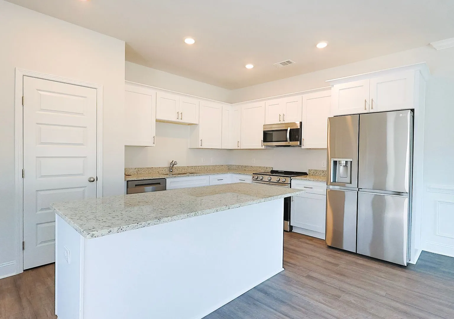 570 Governor Treutlen Circle — Photo 2