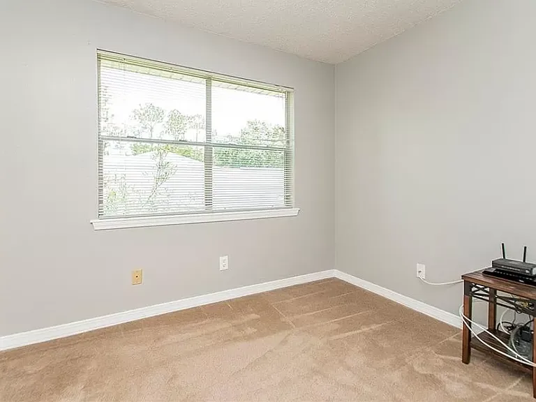 105 Larchwood Dr — Photo 2