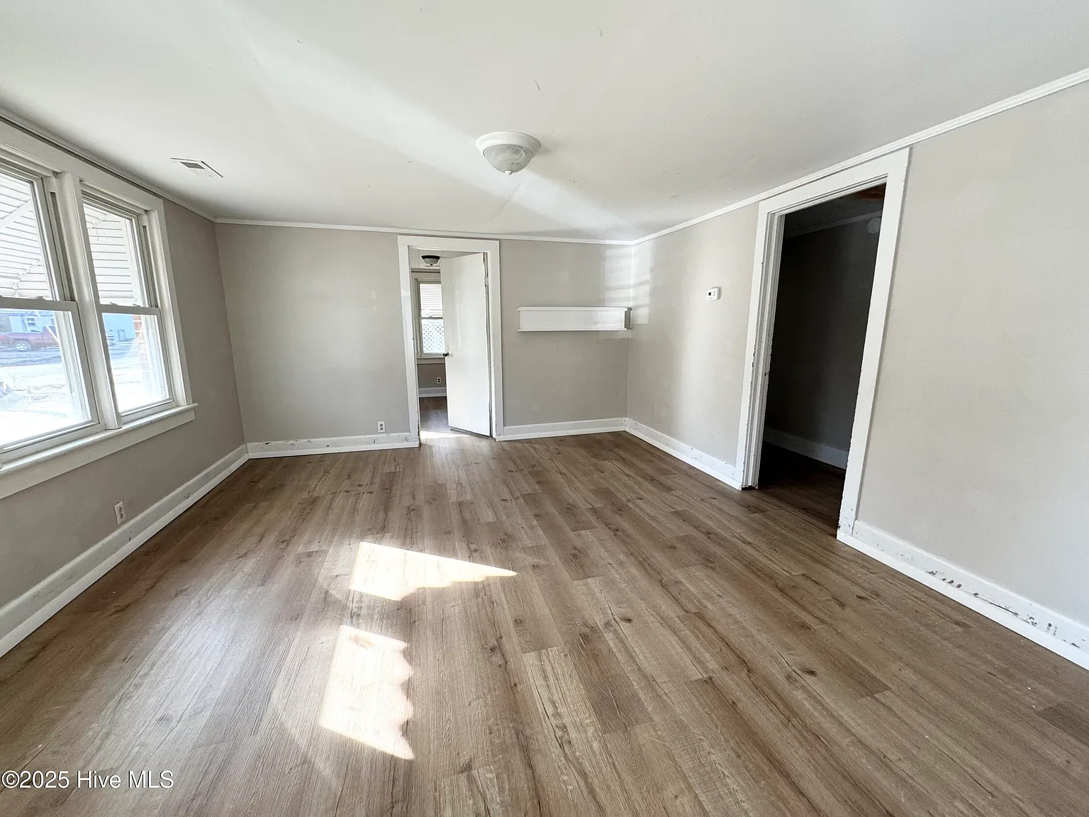 3 bed, 1.0 bath, $1,417 — Photo 4