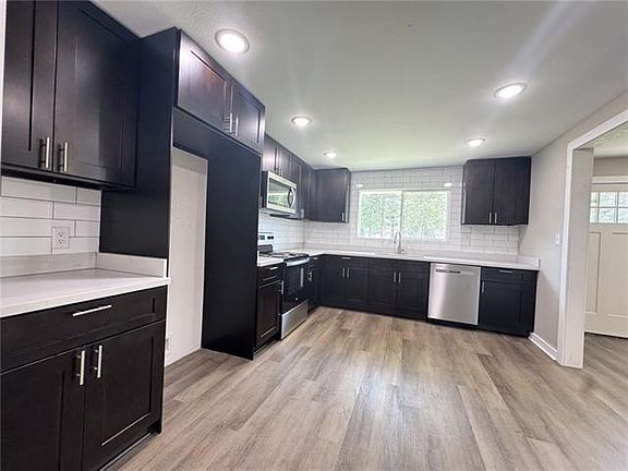 4th image of 307 S Linden St