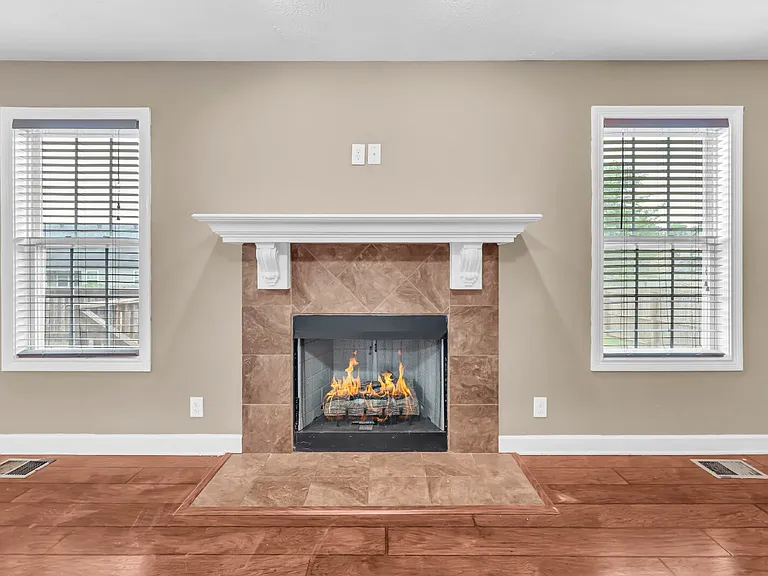 563 Falkland Cir — Photo 9