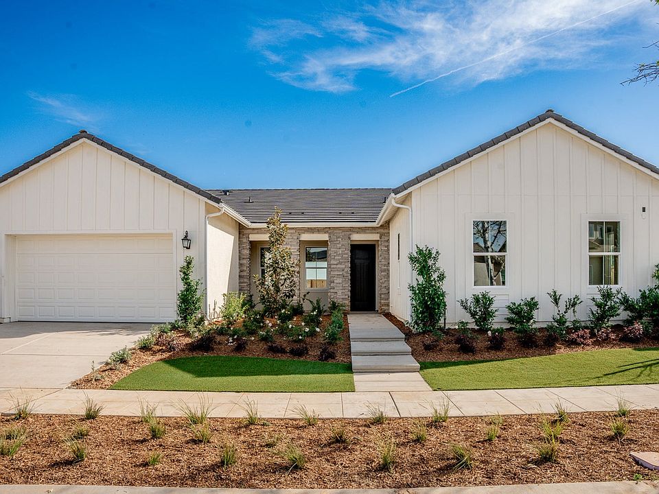 The Makenna Modern Farmhouse Architecture