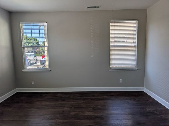 4th image of 208 Yellow Rose Cir