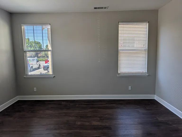 208 Yellow Rose Cir — Photo 4