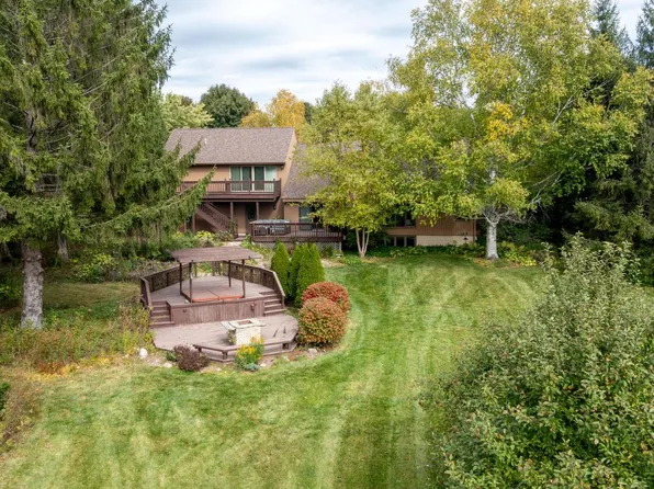 10057 Flagstone DRIVE, Cedarburg, WI 53012