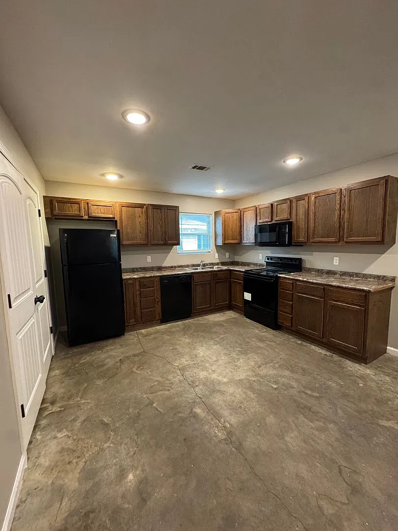 3 bed / 2 bath duplex Available Now — Photo 3