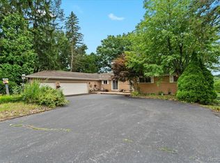 1540 Milford Hills Dr, Milford, MI 48381