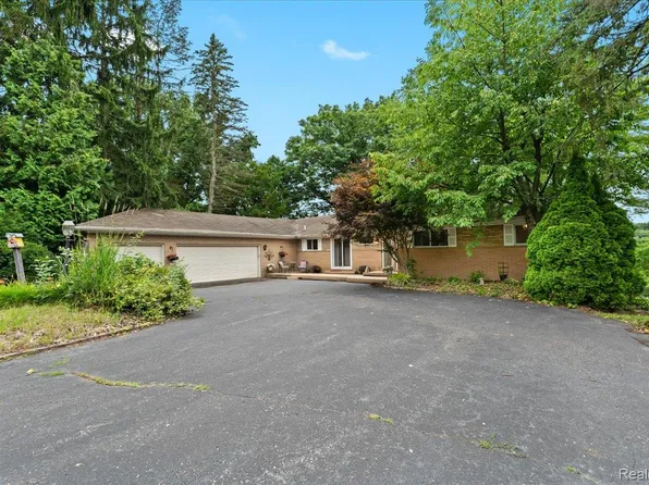 1540 Milford Hills Dr, Milford, MI 48381