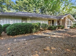 1195 Oakhaven Dr, Roswell, GA 30075