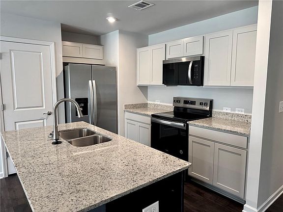 4th image of 21 Silver Leaf Ln