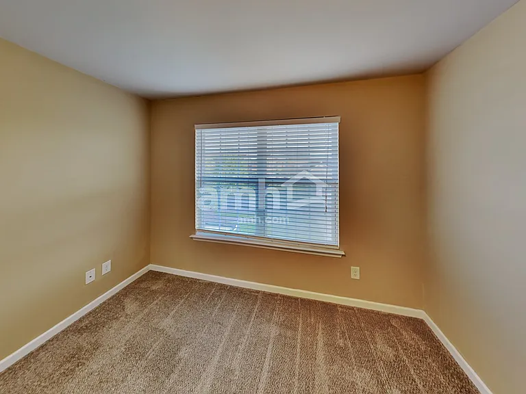 1012 Flaxton St — Photo 15