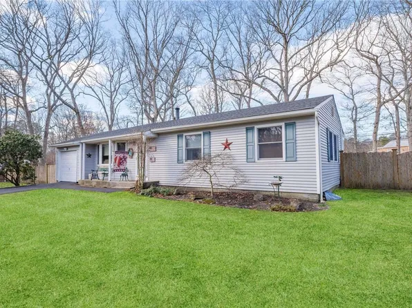 12 Peconic Road, Ridge, NY 11961