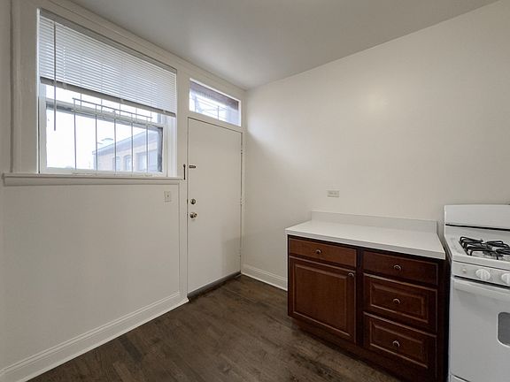 4th image of 2633 W Ainslie St #4