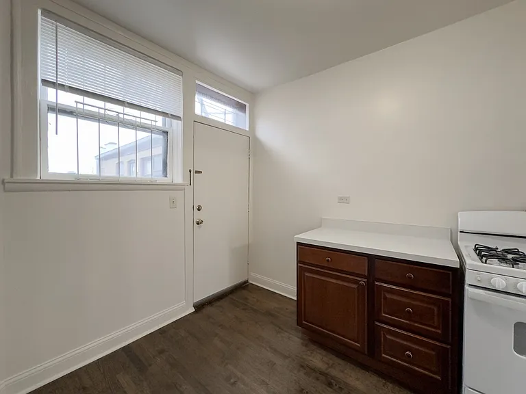 2633 W Ainslie St #4 — Photo 4