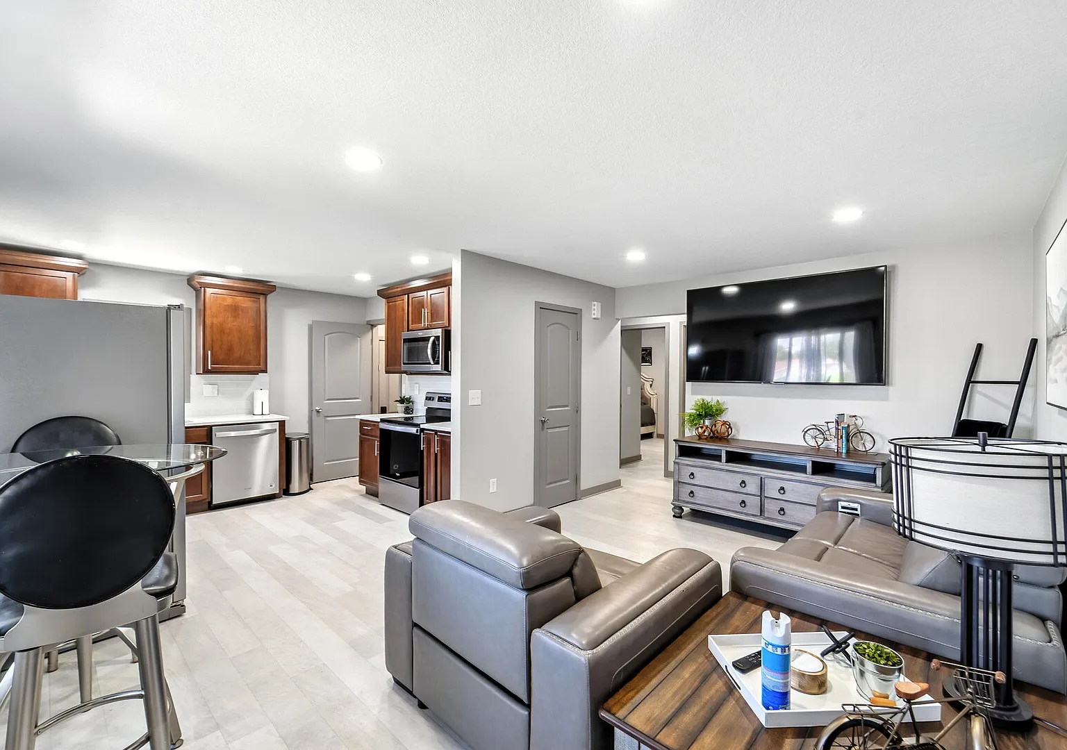 Modern, Cozy Living in Bright, Spacious 2BR / Perfect for Professional — Photo 1