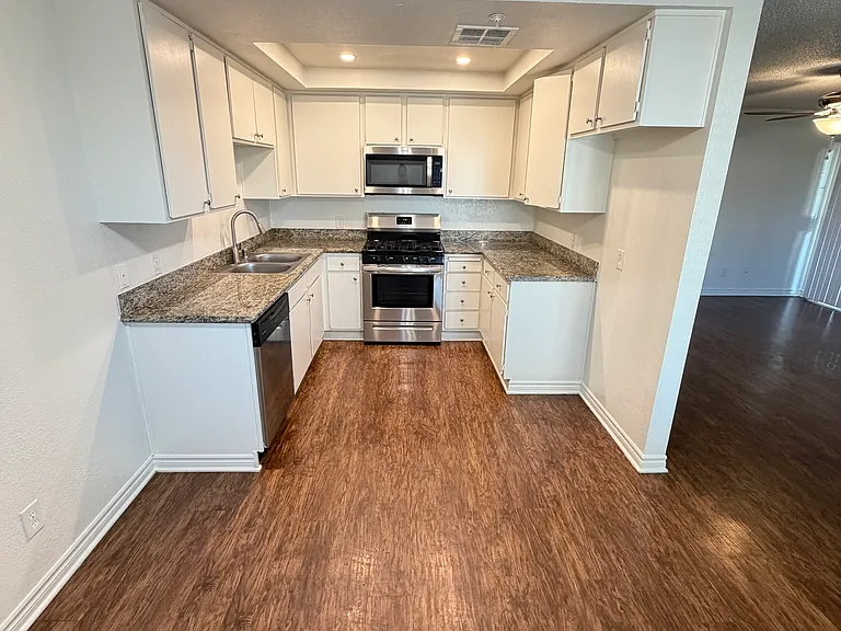 Rancho Vista Apartments — Photo 21