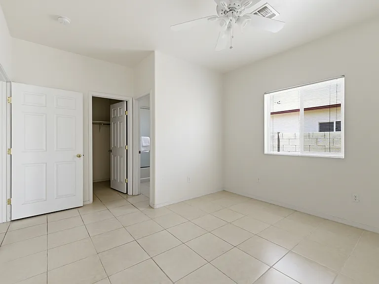 512 W Brown St — Photo 25