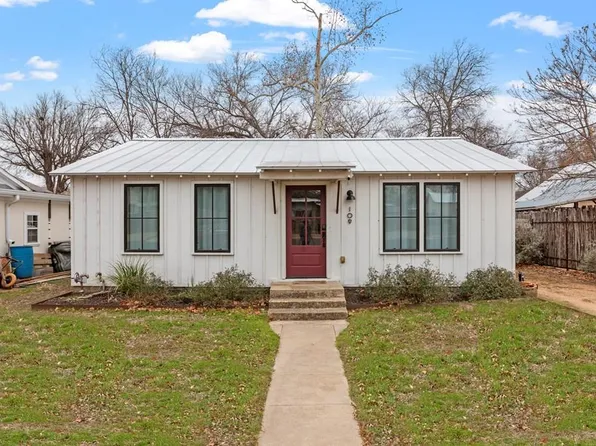 109 E Centre St, Fredericksburg, TX 78624