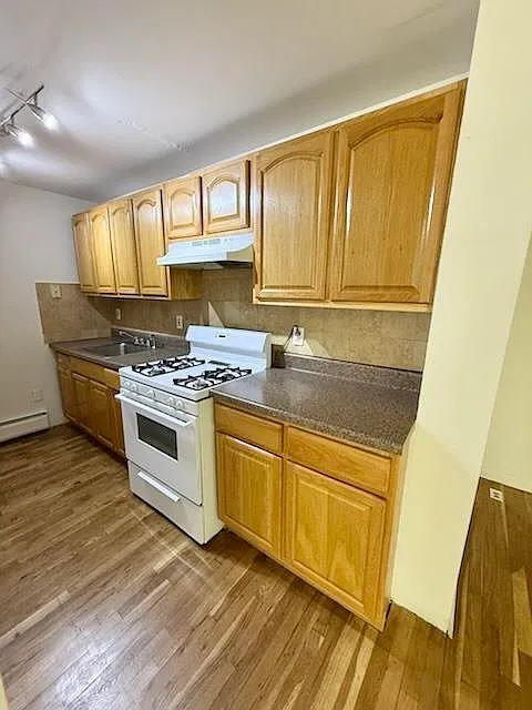 3 bed, 1.0 bath, $2,400 — Photo 2