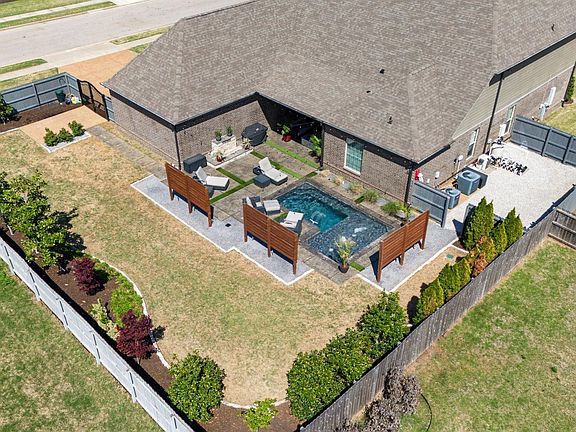 2nd image of 6115 Windsor Oak Dr
