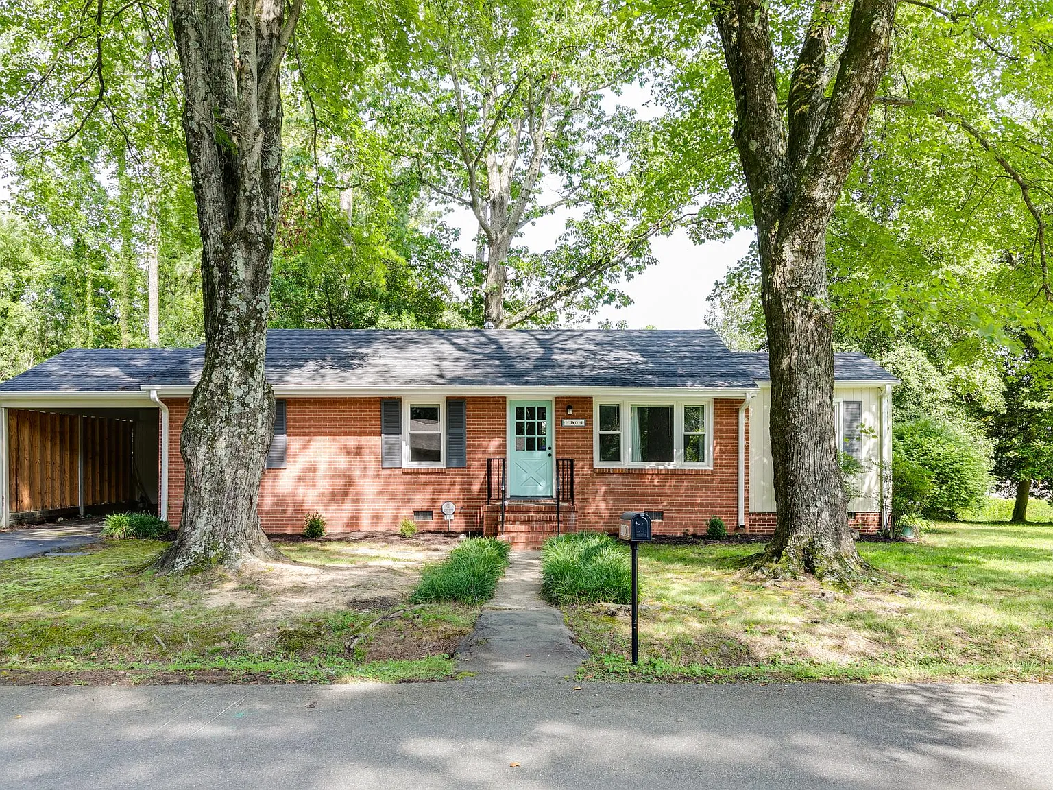 3 bed, 1.5 bath, 1080 sqft, $2,200 — Photo 1