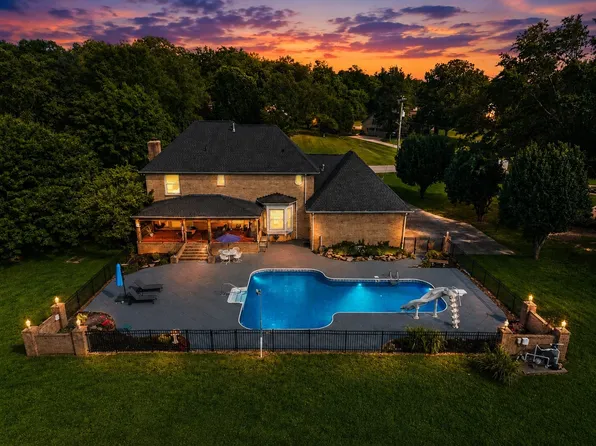 1012 Stirlingshire Dr, Hendersonville, TN 37075