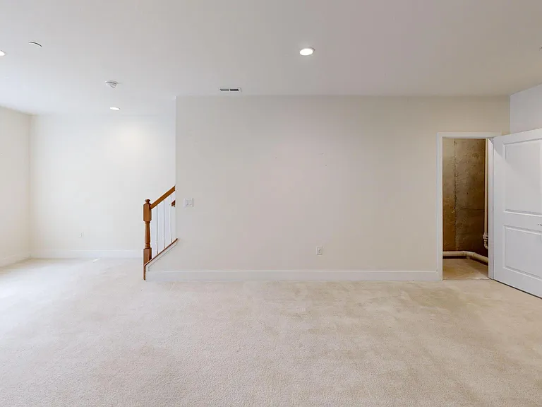 909 Lakeview Ct #909 — Photo 15